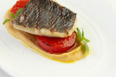 Черная треска с печеными помидорами