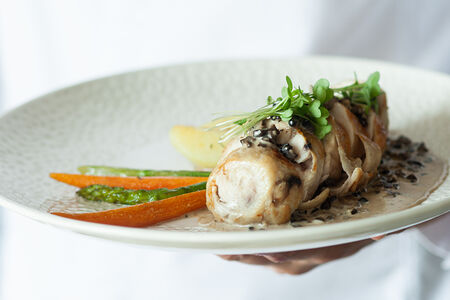 Куриный рулет с соусом из белых грибов