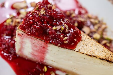 Чизкейк с соусом из малины