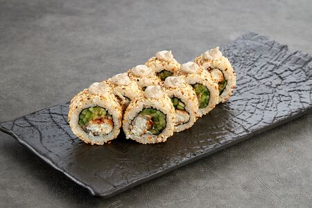 Ролл Угорь-огурец с трюфельным соусом