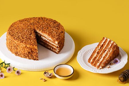 Торт Медовик с орехами гранд