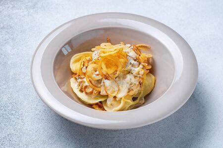 Пельмени с горбушей под сливочно-грибным соусом