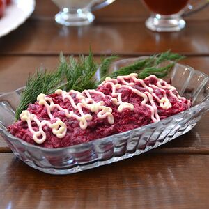 Салат Свекла с сыром и грецким орехом