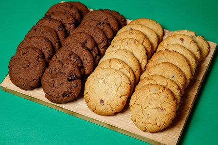 Печенье шоколадное с клюквой