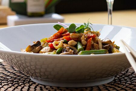 Лапша удон с курицей и овощами