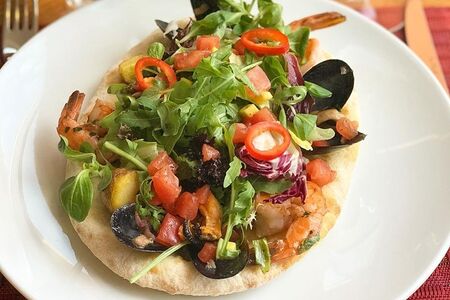 Салат с морепродуктами на фокачче