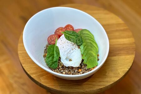 Боул из гречки с грибами, авокадо и яйцом пашот