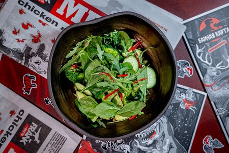 Зелёный салат с авокадо