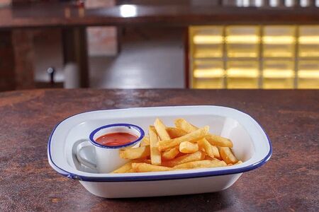 Картофель фри с томатным соусом