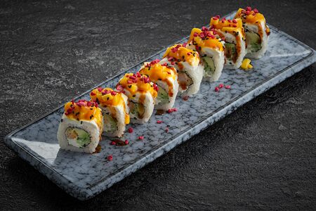 Креветка темпура с манго и сливочным сыром