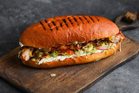 Грекбургер с цыплёнком, дзадзики и овощами