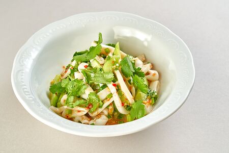 Салат азиатский с кальмаром