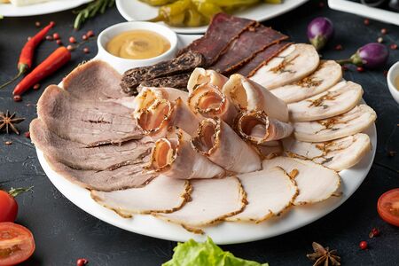 Ассорти мясных деликатесов