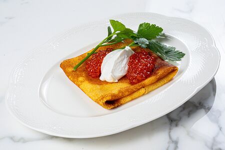 Блин с красной икрой и лабне