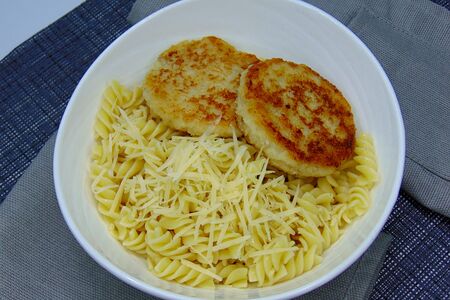 Макароны с куриными котлетами