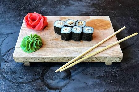 Ролл с угрем