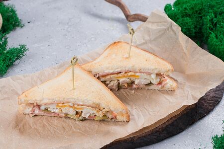 Клаб-сэндвич Куриная грудка и жареный чечил