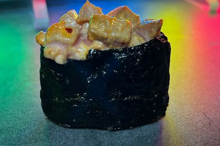 Запеченный гункан с тунцом