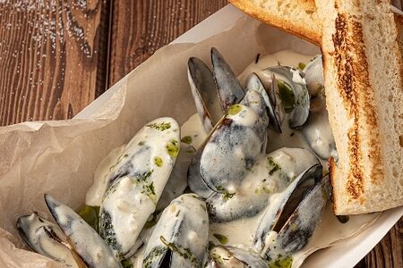 Мидии в сырном соусе