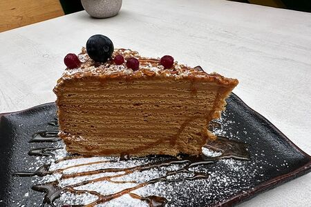 Медовый торт с карамельным топпингом