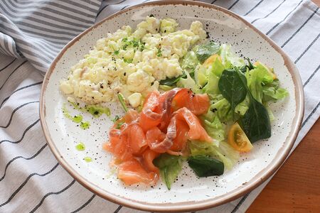 Скрамбл с лососем