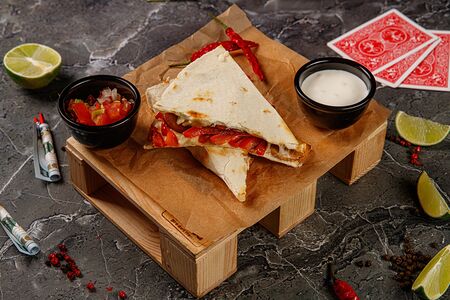 Кесадилья с грибами и халапеньо