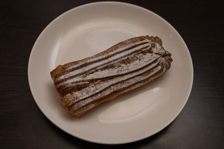 Эклер с заварным кремом