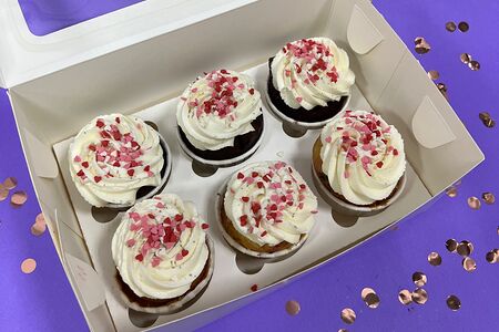 Капкейки белые с сердечками