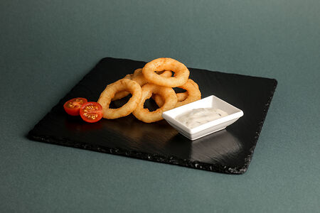 Луковые кольца и чесночный соус