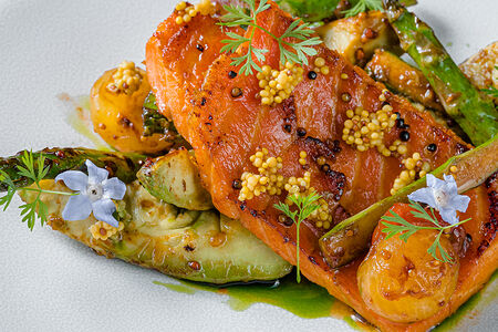 Салат с форелью из печи