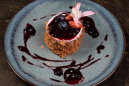 Сметанник с жимолостью