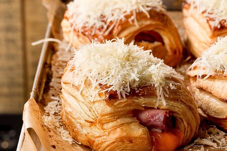 2 слойки с тамбовским окороком и сырами