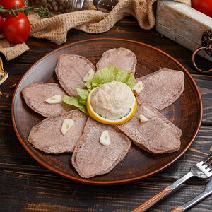 Отварной говяжий язык с хреном