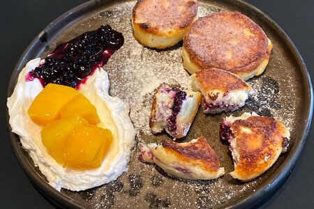 Сырники со смородиной с кокосовым кремом