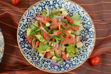 Салат с лососем, овощами и домашней брынзой