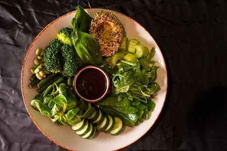 Большой зеленый салат с соусом хойсин