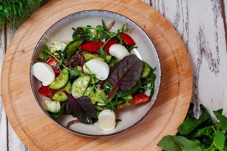 Салат овощной с моцареллой