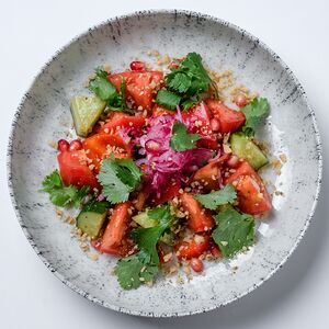 Салат по-грузински из свежих овощей с орехами