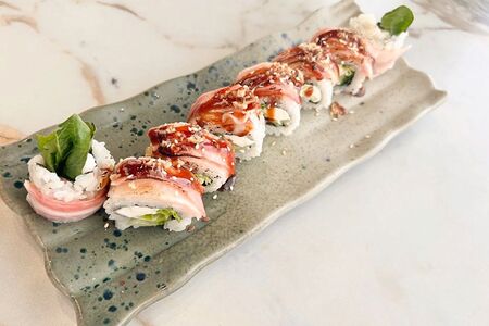 Ролл с копченой cвинoй грудинкой