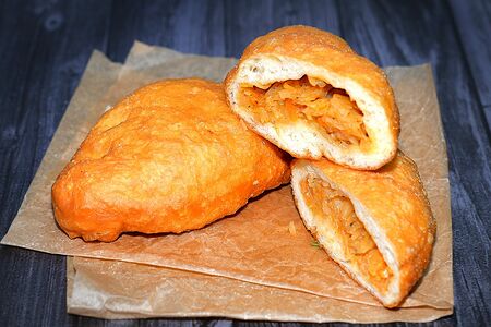 Пирожок печеный с капустой