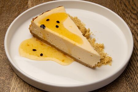 Домашний сырный торт, соус из маракуйи