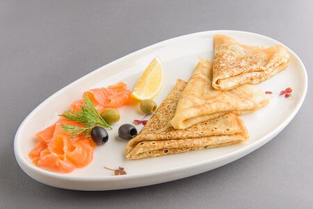 Блинчики с маринованным лососем по-домашнему