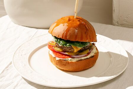 Гамбургер с бифштексом из мраморной говядины
