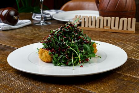 Теплый салат с сыром Камамбер