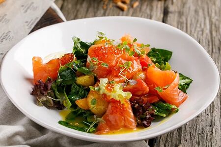 Салат с лососем и медовой заправкой