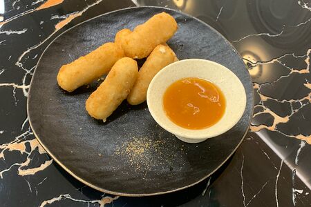 Сырные палочки с кисло-сладким соусом