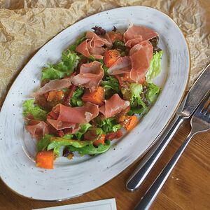 Салат с тыквой и пармской ветчиной