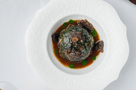 Голубец из телятины и фуа-гра с соусом Жу