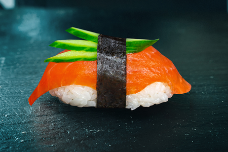 Суши с копченым лососем и огурцом