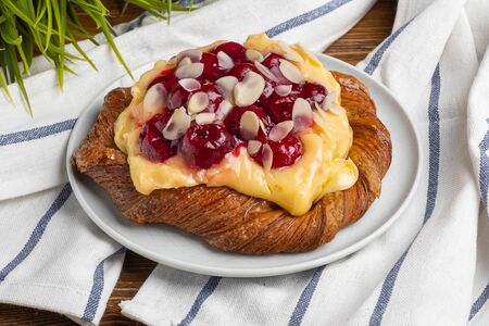 Вензель с вишней